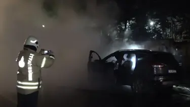 Sultangazi'de otomobil alev alev yandı: Trafik durdu