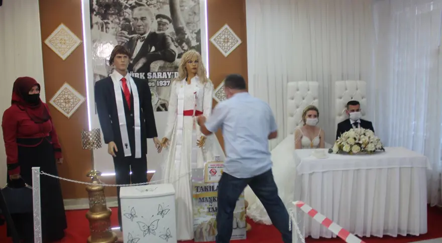 Düğünlerde 'yeni normal': Takılar cansız mankenlere takıldı 8