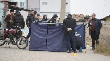 Annesiyle ilişkisi olduğunu düşündüğü kişiyi öldürdü