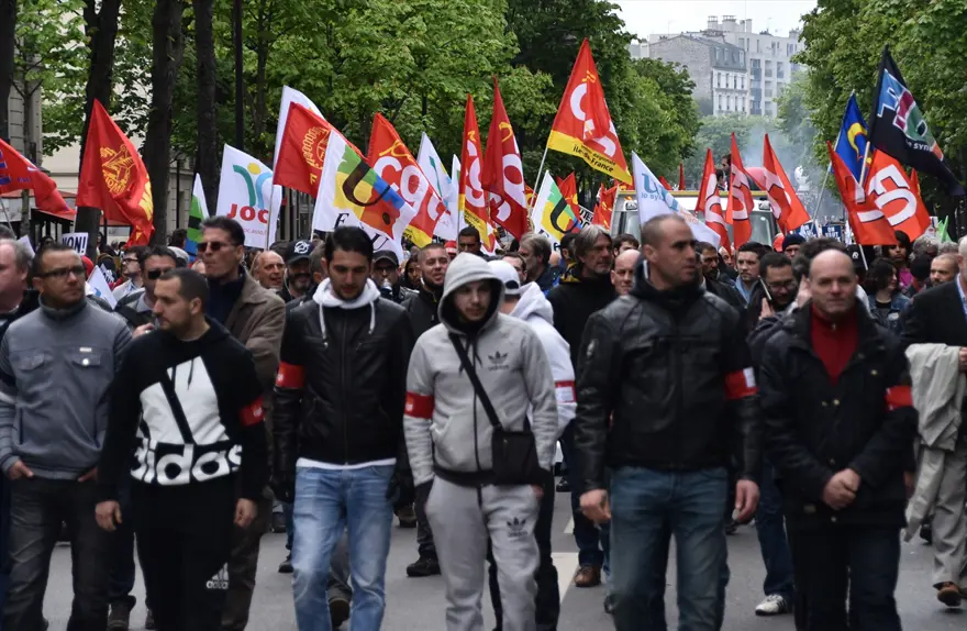 Fransa'daki çalışma yasası protesto edildi 11