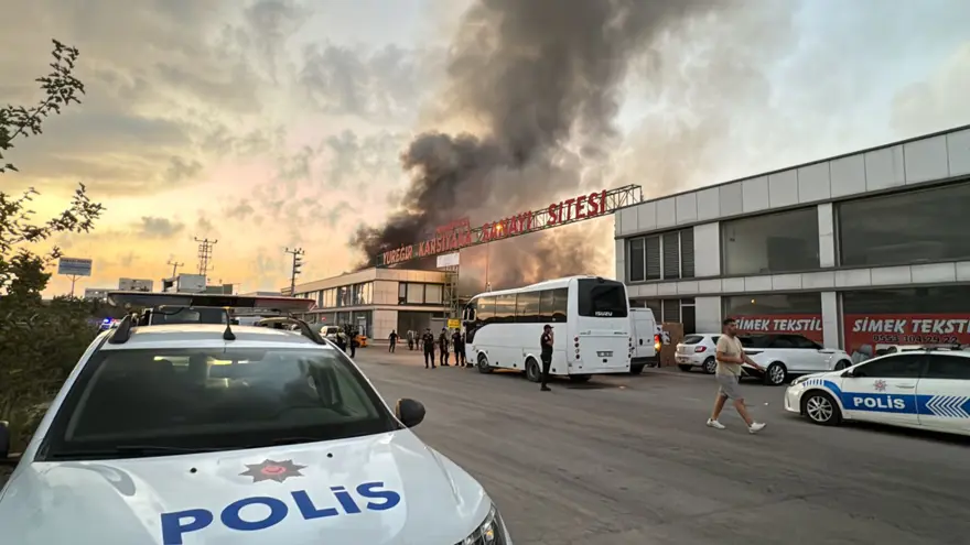 Adana'da kırtasiye malzemeleri bulunan depoda yangın: 3 iş yeri zarar gördü 1 Adana'da kırtasiye malzemeleri bulunan depoda yangın: 3 iş yeri zarar gördü 1