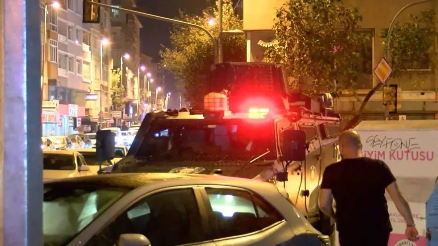 Küçükçekmece’de patlama paniği: Motosikletli saldırganlarinternet kafeye patlayıcı madde attı 2