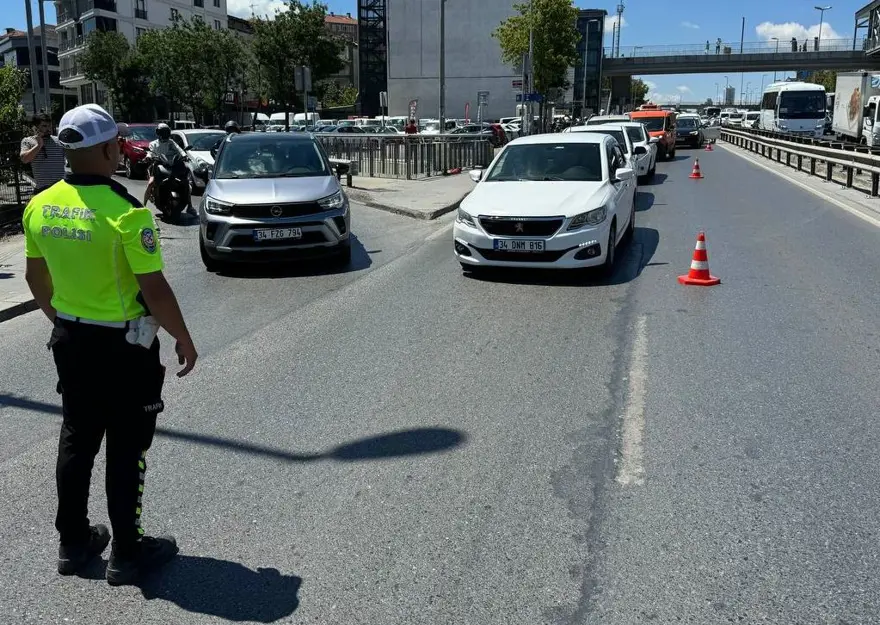 İstanbul'da otomobil yayaların arasına daldı: Yaralılar var 4