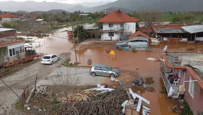 Burdur'da şiddetli yağış: Çok sayıda ev ve ahır sular altında kaldı