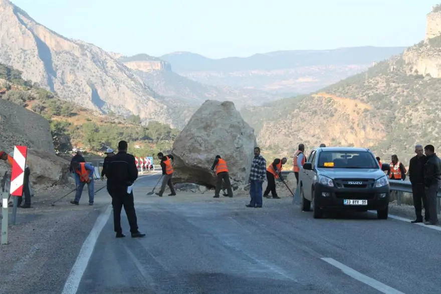 Dev kaya yola düştü 1