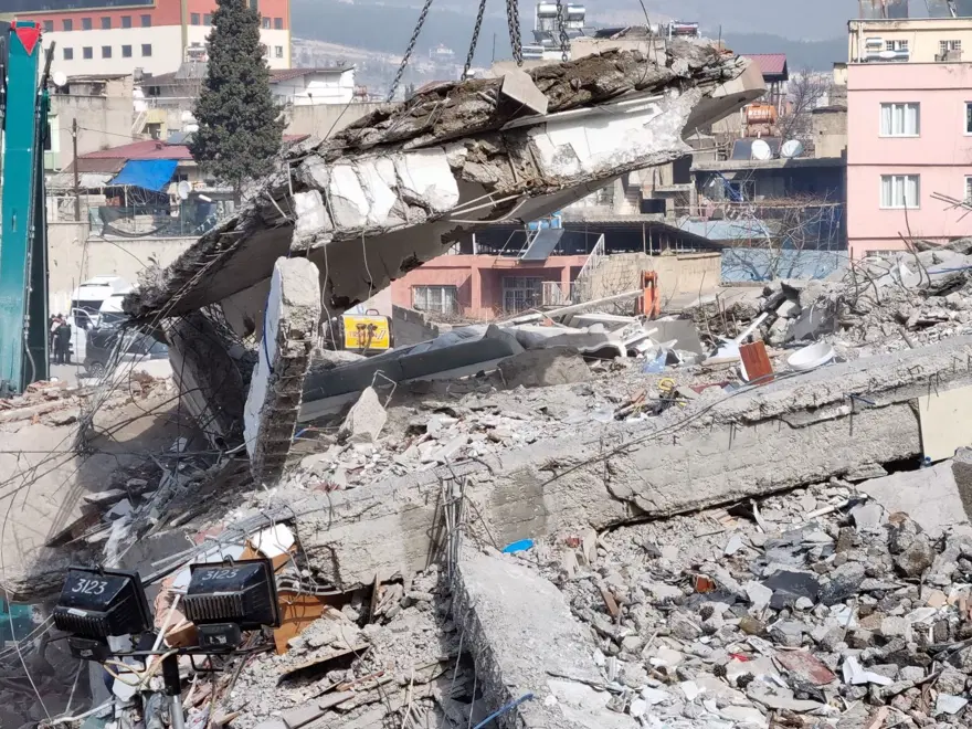 Depremden aylar sonra ortaya çıkan gerçek: “Pes”dedirten savunmayı yapan müteahhidin 5 binası daha yıkılmış Depremden aylar sonra ortaya çıkan gerçek: “Pes”dedirten savunmayı yapan müteahhidin 5 binası daha yıkılmış