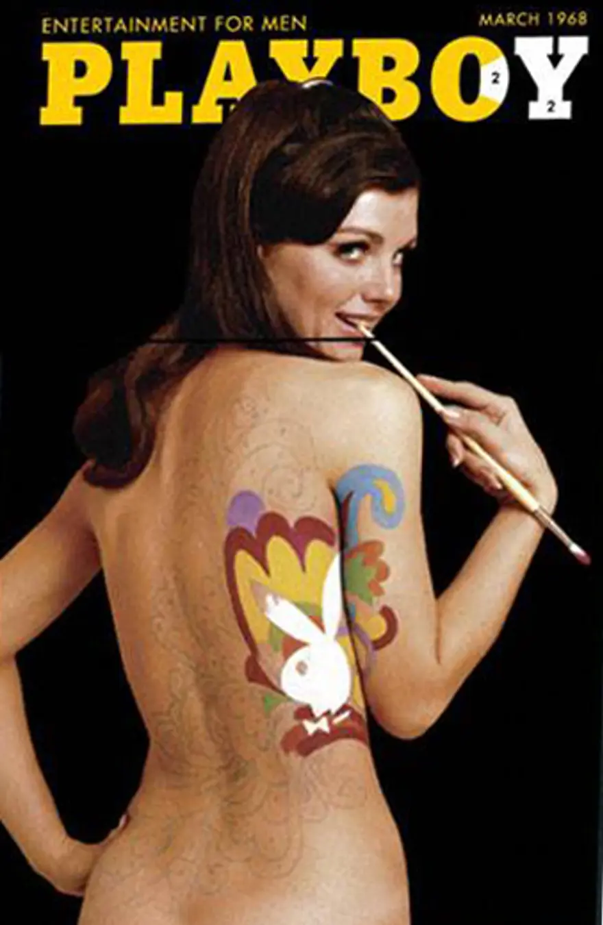 Suratda uning ko‘ylagi ko‘tarilgani va külot kiymagani ko‘rsatilgan.