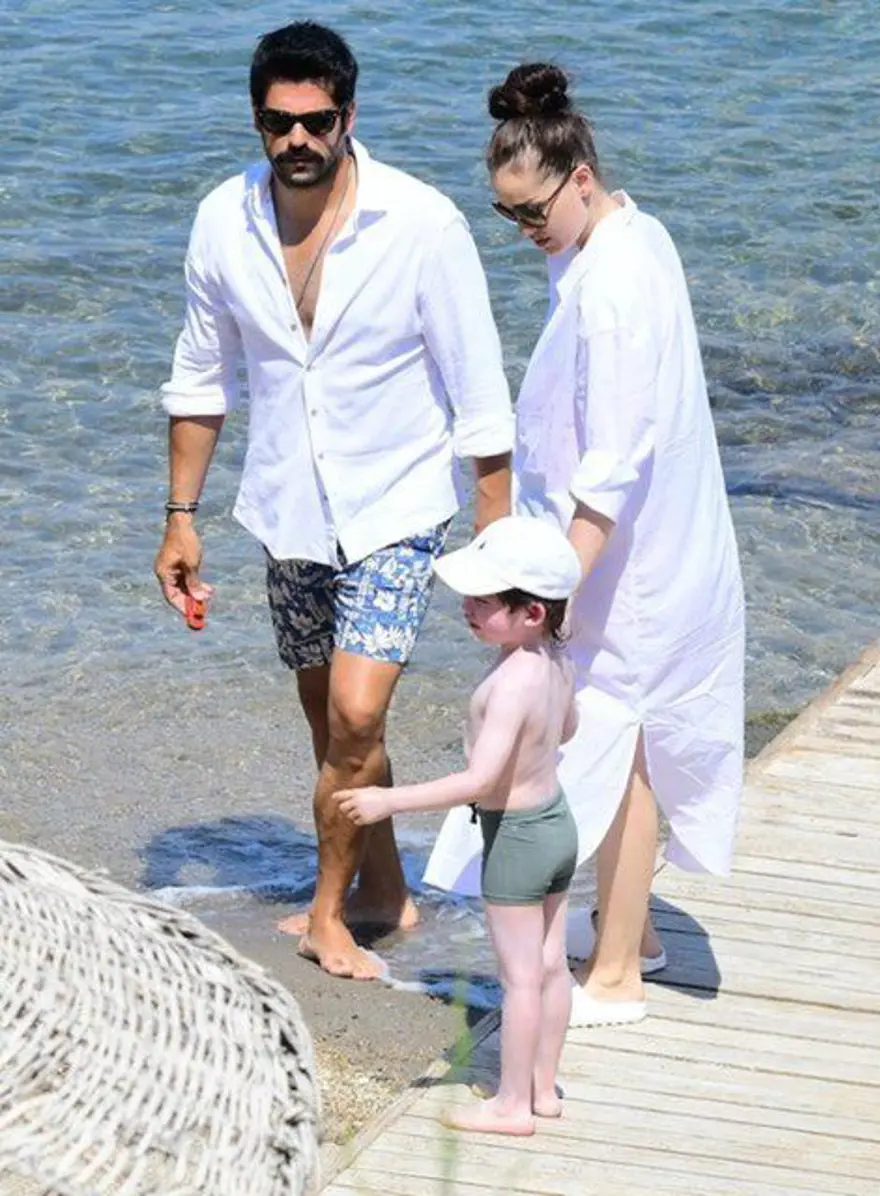 Burak Özçivit ve Fahriye Evcen oğulları Karan ile tatilde 1