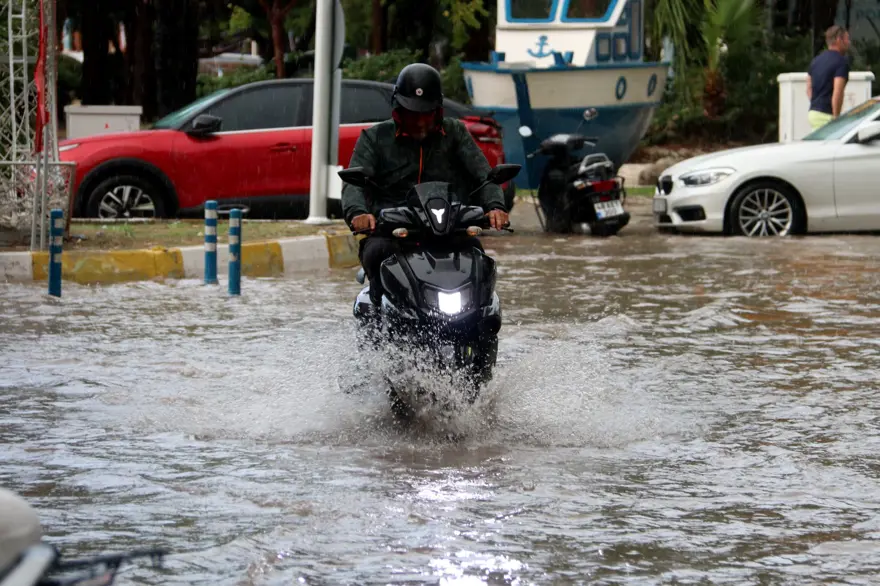 Antalya ve Muğla'yı fırtına vurdu: Cadde ve sokaklar göle döndü 8