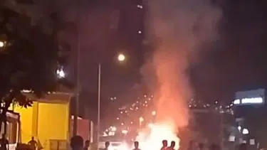 Seyir halindeki araba alev alev yandı