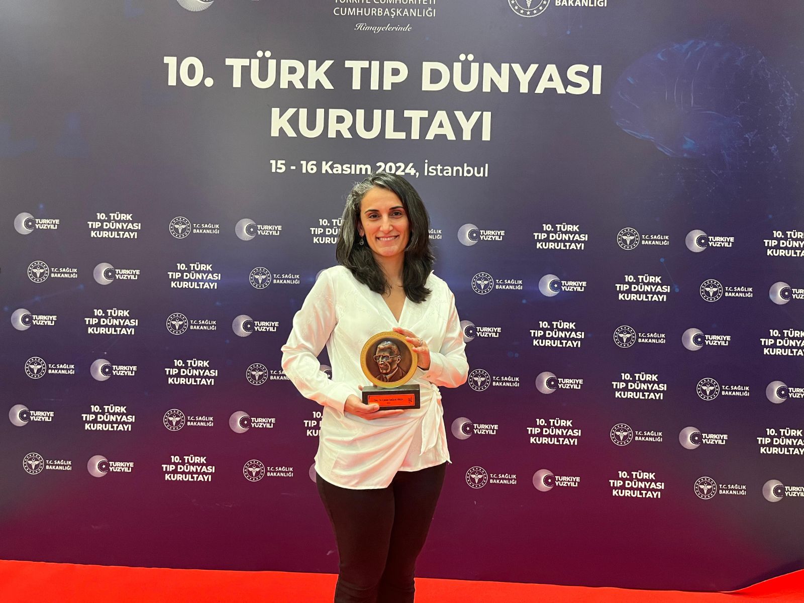 Meme kanseri teşhisinde çığır aştı, sıra ağrı tedavisinde! Milli gururumuz Canan Dağdeviren'e Aziz Sancar ödülü