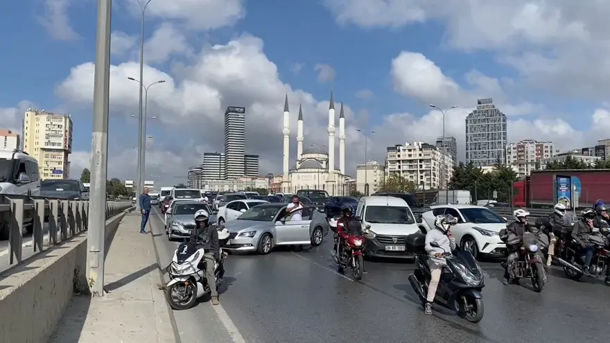 Beylikdüzü D-100 karayolunda hareketli dakikalar (Polis şüpheliyi ayağından vurdu) 4