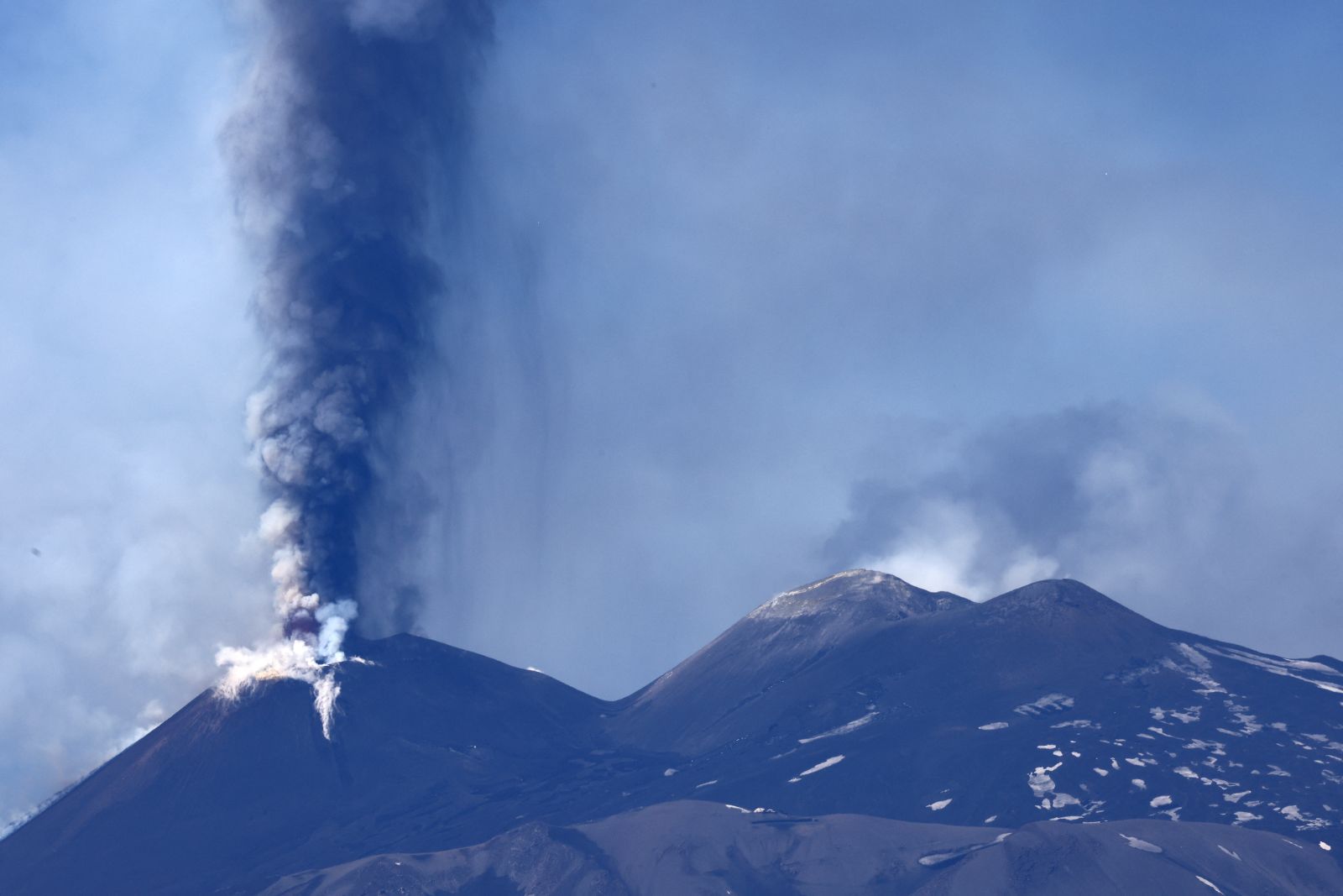 Etna Yanardağı bir kez daha patladı: Turistler kaçarken görüntülendi