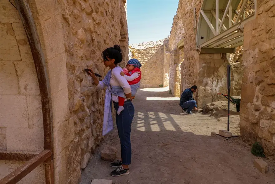 Arkeolog çiftin bebeği Sarya Hasankeyf kazı ekibinin neşe kaynağı oldu 8 Arkeolog çiftin bebeği Sarya Hasankeyf kazı ekibinin neşe kaynağı oldu 8