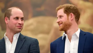 ''Prens Harry ve Prens William küslüğü, monarşinin sonunu getirebilir''