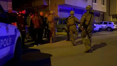 Balkondan tüfekle ateş açtı, polis gelince kendini eve kilitledi