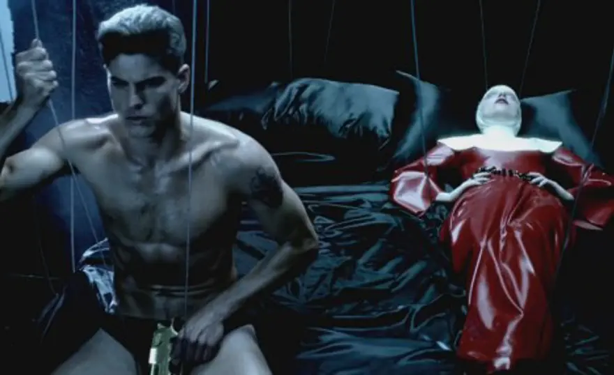 Gaga'dan homoerotik bir askeri fantezi 7