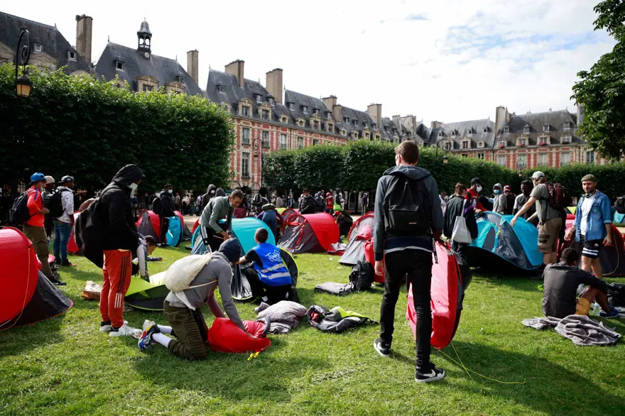 400 evsiz Paris’te ‘onurlu barınma’ için çadır kurdu 15 400 evsiz Paris’te ‘onurlu barınma’ için çadır kurdu 15