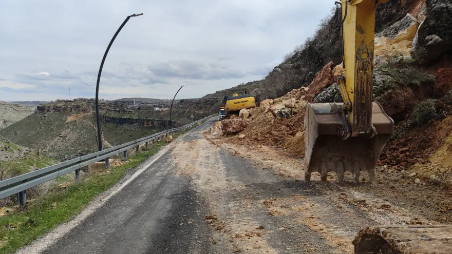 Diyarbakır Eğil'de toprak kayması: Ulaşım kapandı 2