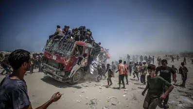 Gazze'de yardım tırı devrildi, 20 Filistinli öldü