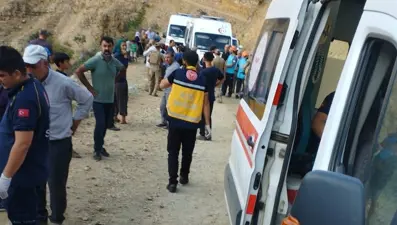Minibüs şarampole devrildi: 7 kişi yaralandı