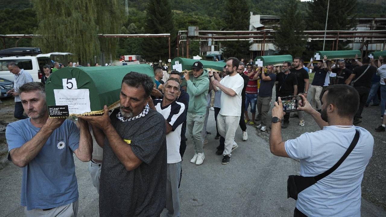 Srebrenitsa: 7 kurbanın cenazesi 30 yıl sonra anıt mezara taşındı