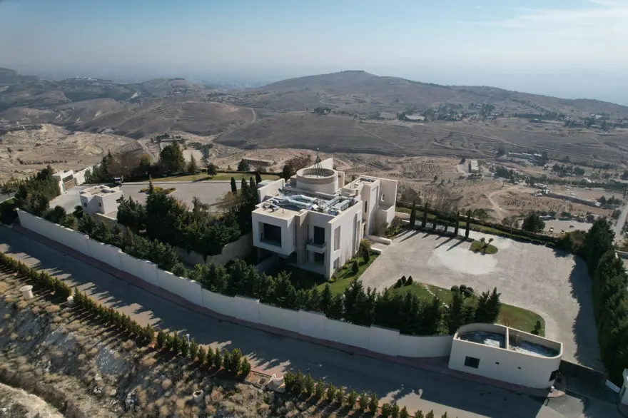 Kasalarla dolu tüneller, kilitli zırhlı kapılar: Esad'ın kardeşinin Suriye'deki gizemli odaları bulundu 1 Kasalarla dolu tüneller, kilitli zırhlı kapılar: Esad'ın kardeşinin Suriye'deki gizemli odaları bulundu 1