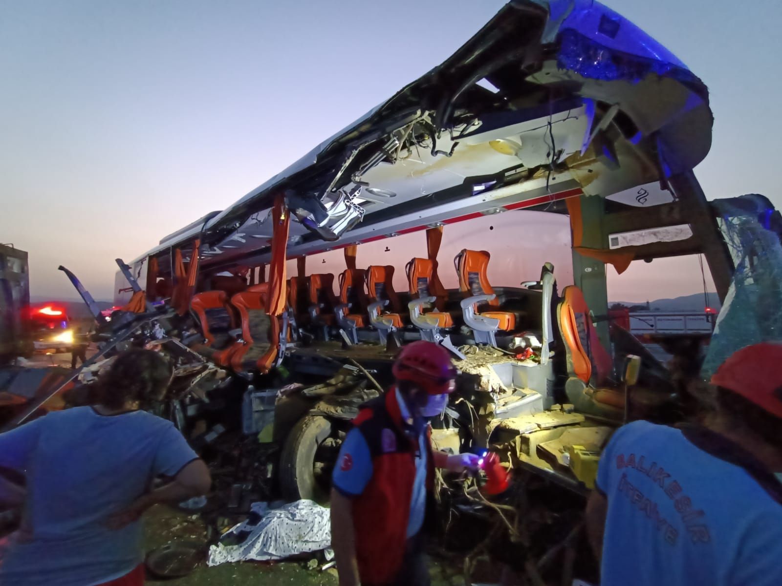 Manisa Soma'da otobüs kamyona çarptı: 6 kişi öldü, 37 kişi yaralandı