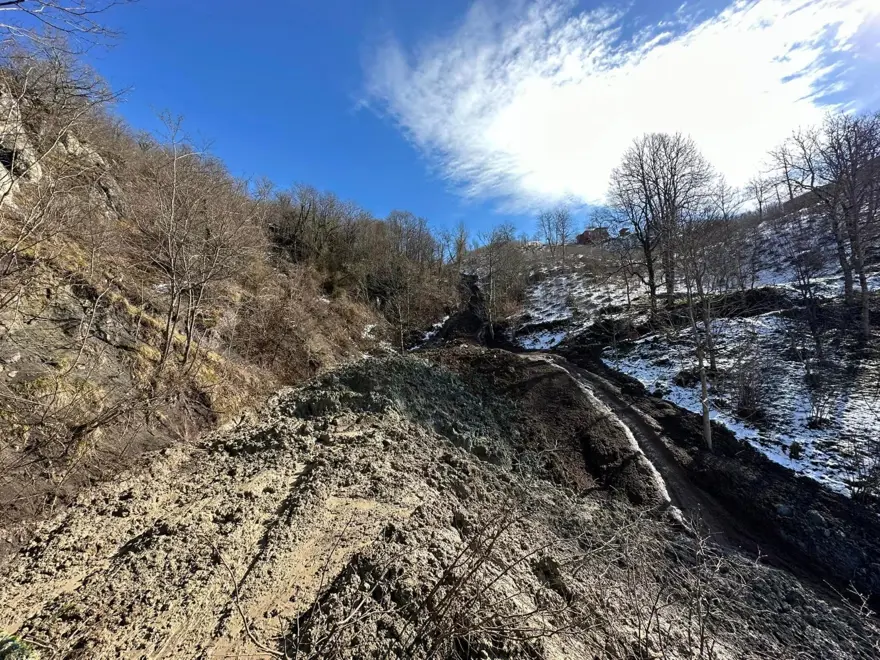 Deprem değil heyelan vurdu 4