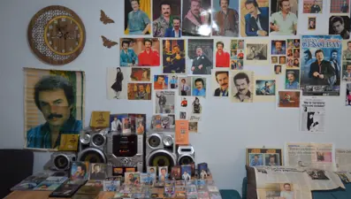 Evini adeta Orhan Gencebay müzesine çevirdi