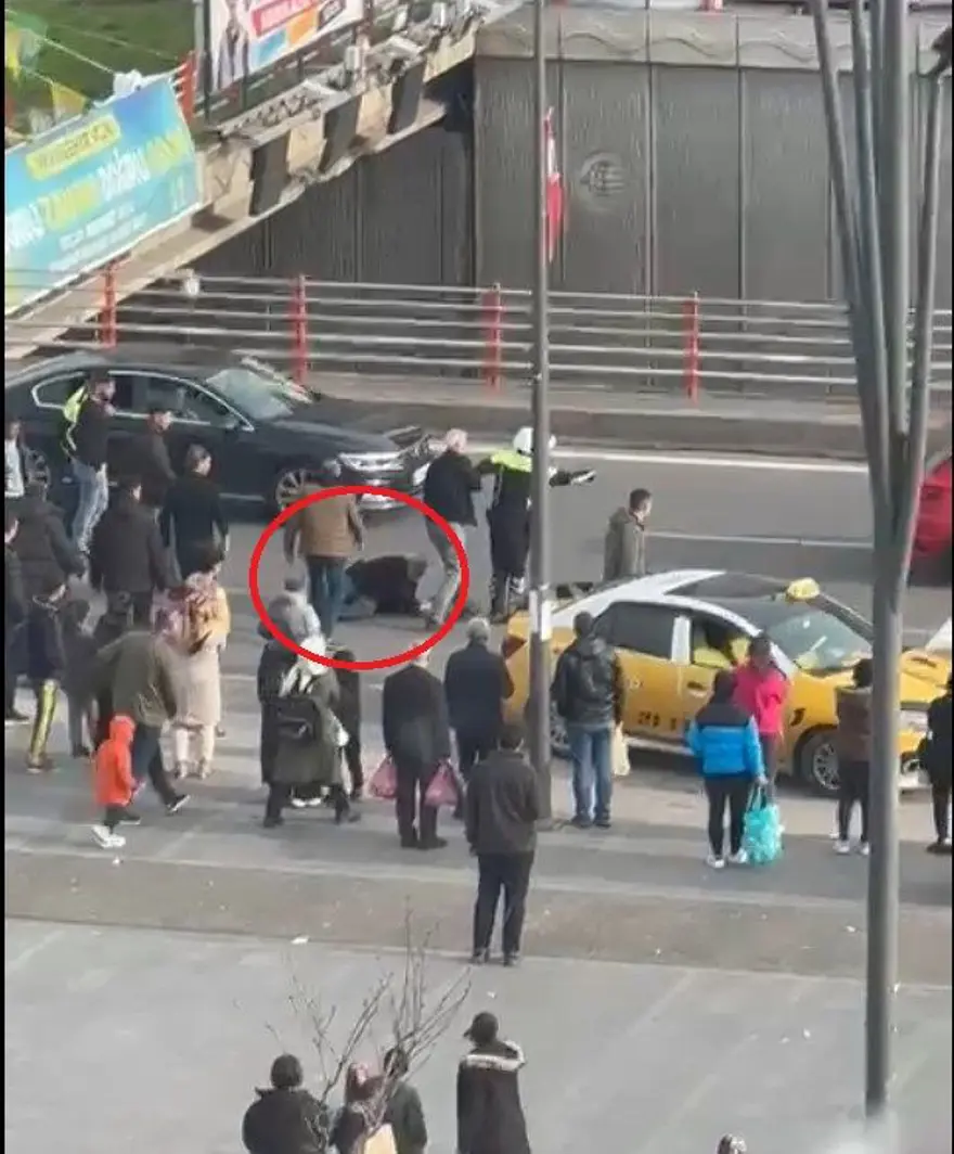 Trafikte dehşet saçtı: Polislerin üzerine sürdü, yaşlı adama çarptı 5 Trafikte dehşet saçtı: Polislerin üzerine sürdü, yaşlı adama çarptı 5