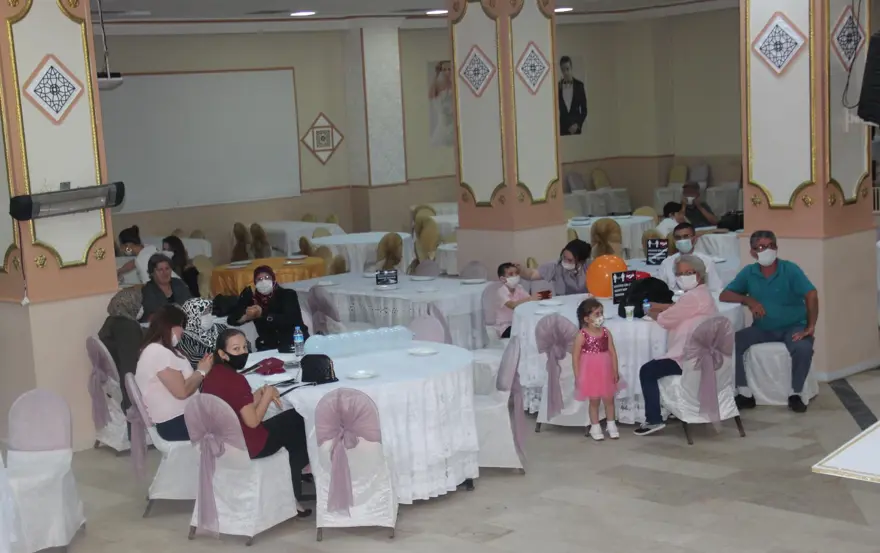 Düğünlerde 'yeni normal': Takılar cansız mankenlere takıldı 11