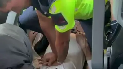 Otobüste kalp krizi geçiren yolcuya jandarmadan kalp masajı