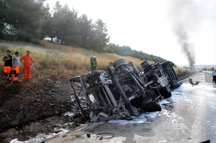 Petrol yüklü tanker devrildi: 1 ölü 4 Petrol yüklü tanker devrildi: 1 ölü 4
