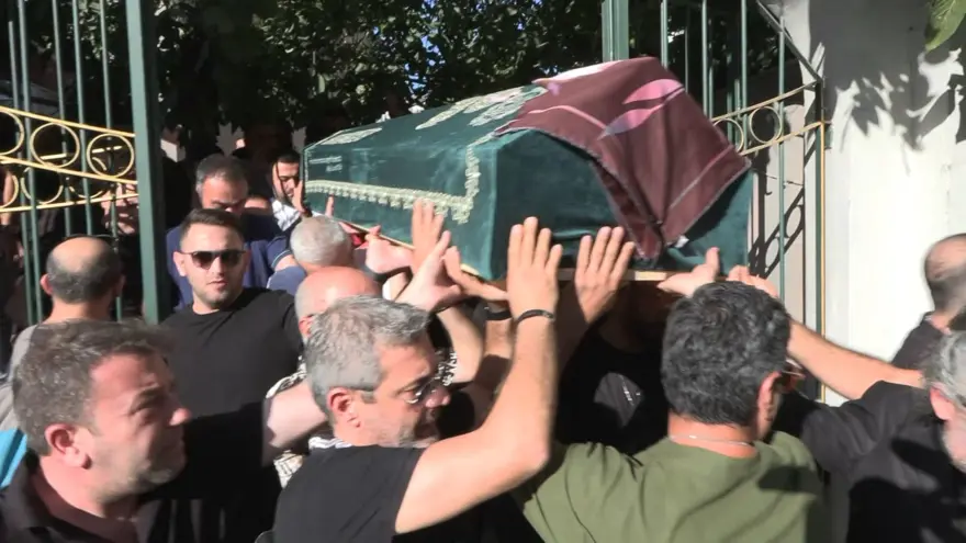 Deniz Seki annesine veda etti 10