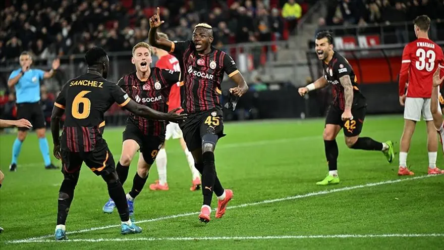 OSİMHEN TAKIMI SIRTLIYOR 5