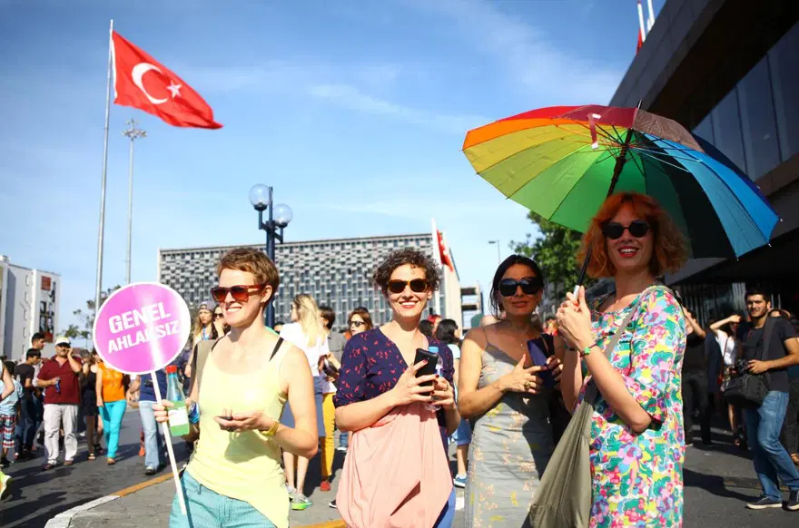 Taksim'deki LGBT Onur Yürüyüşü'ne polis müdahalesi 12