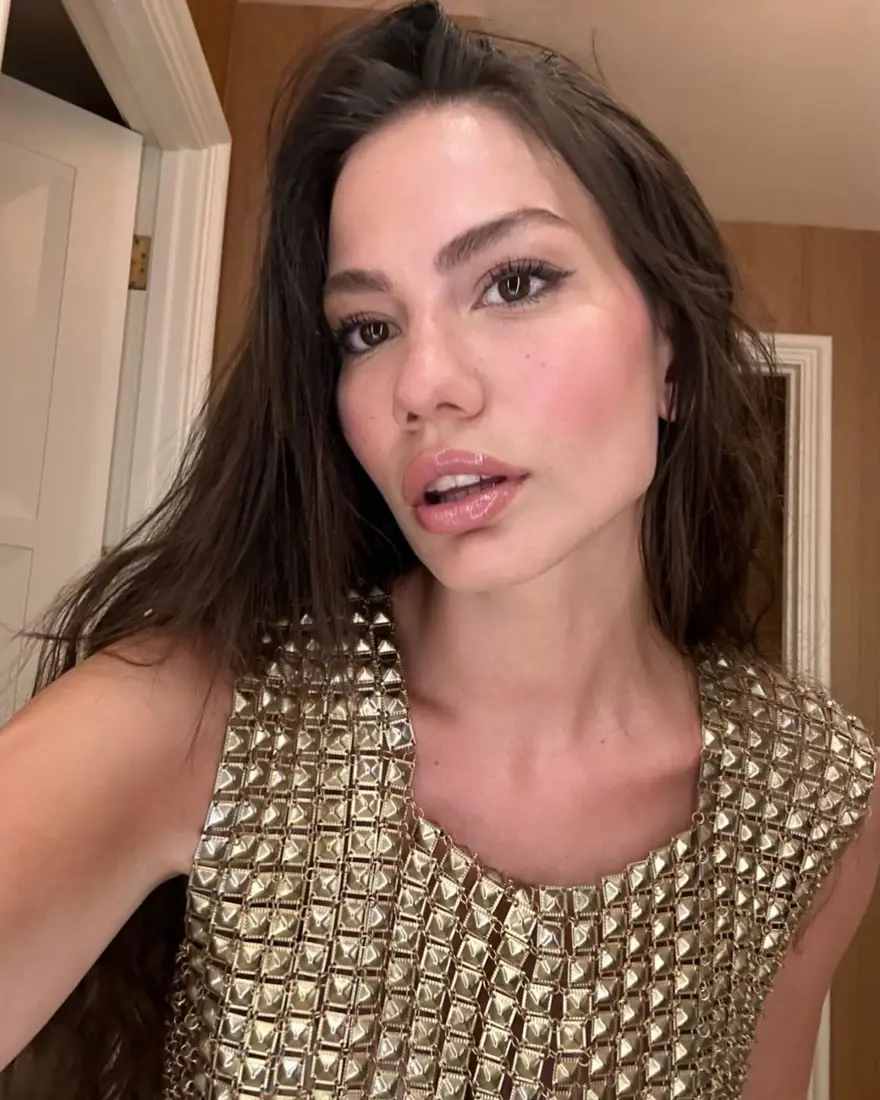 Demet Özdemir'den havuz pozları 4 Demet Özdemir'den havuz pozları 4