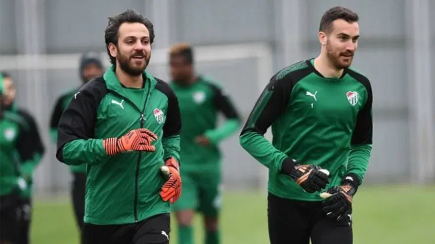 Çukur'un Vartolu'su Erkan Kolçak Köstendil Bursaspor idmanında Çukur'un Vartolu'su Erkan Kolçak Köstendil Bursaspor idmanında