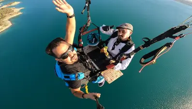 Yamaç paraşütü yapan aşçı havada hamburger hazırladı