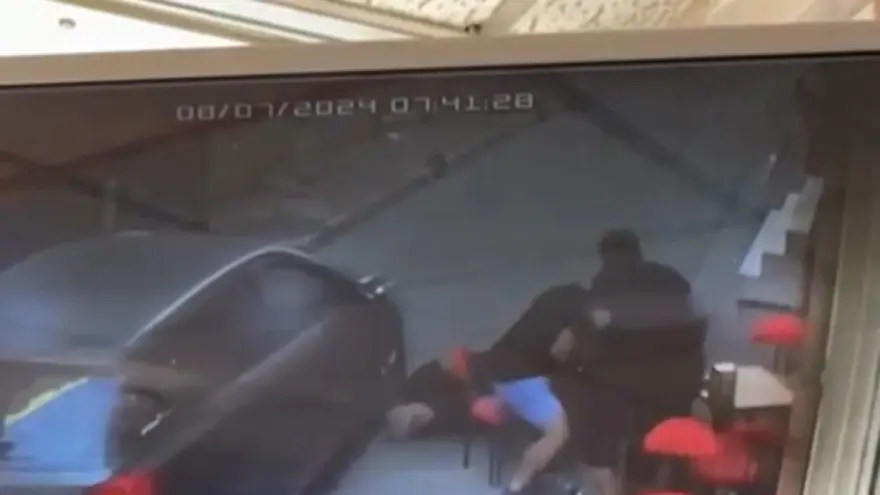 Fatih'te korku dolu anlar: Baygınlık geçirip otomobilin altında kaldı 1 Fatih'te korku dolu anlar: Baygınlık geçirip otomobilin altında kaldı 1