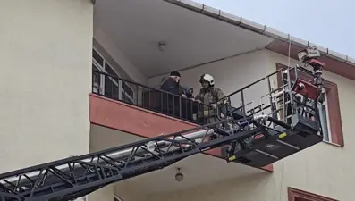 Ümraniye'de üç katlı binada yangın: Mahsur kalanlar kurtarıldı