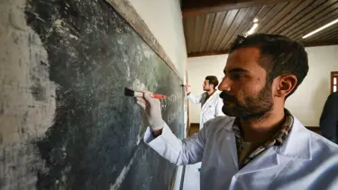 Sıva altından çıkarılan 90 yıllık taş tahta, üzerindeki izlerle korumaya alındı