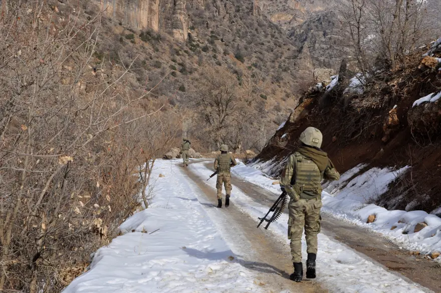 Hakkari'de kaymakam, emniyet müdürü ve komutanlardan moral ziyareti 12