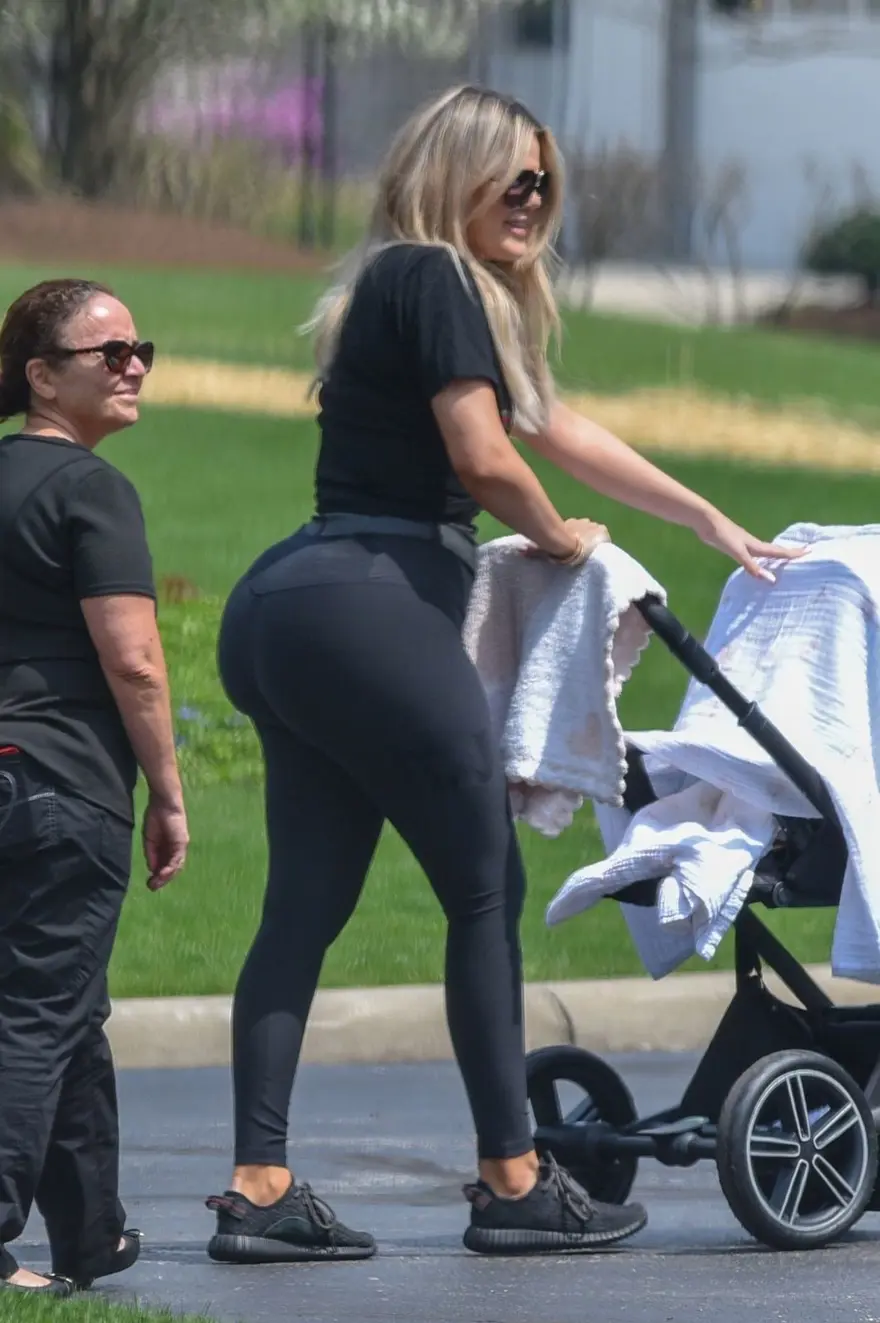 Khloe Kardashian ilk kez bebeğiyle 4