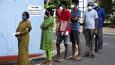 Sri Lanka'da iki kez ertelenen seçimler yapılıyor
