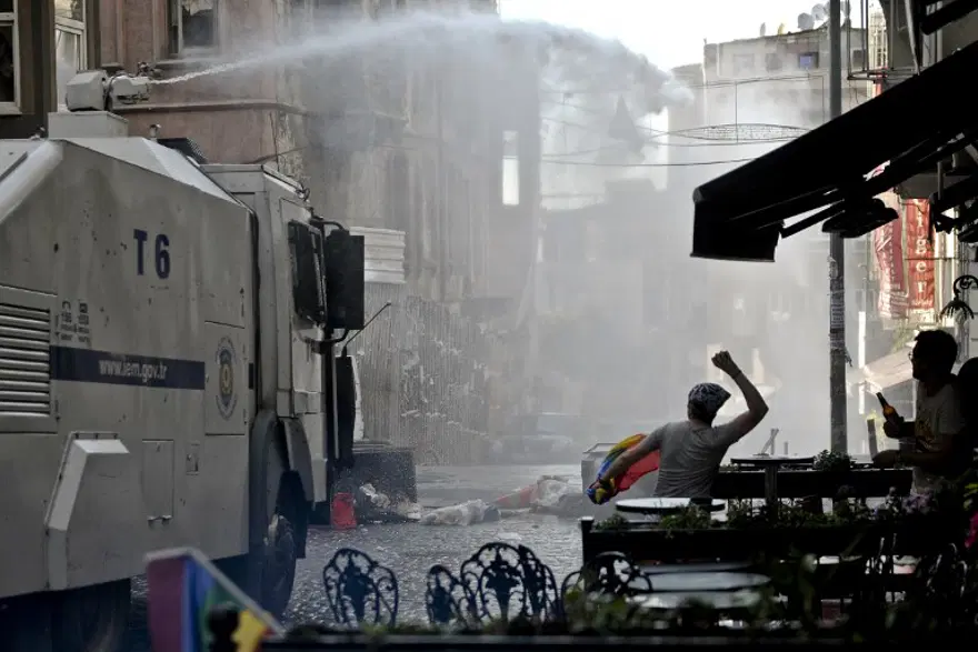 Taksim'deki LGBT Onur Yürüyüşü'ne polis müdahalesi 23