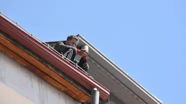 Mahsur kaldığı çatıya niye çıktığını anlatamadı