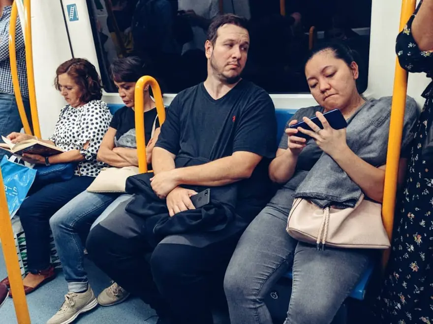 Oyuncu Merve Boluğur otobüste (Toplu taşıma kullanan ünlüler) 2