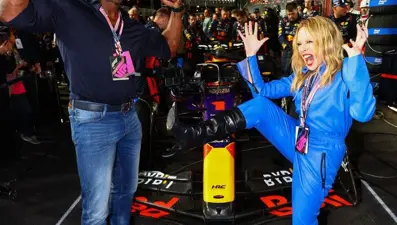 Las Vegas'taki Formula 1 yarışına ünlüler damga vurdu